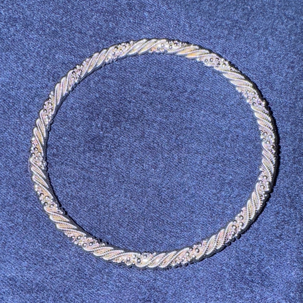 Beautiful vintage silver bangle bracelet - EUC!